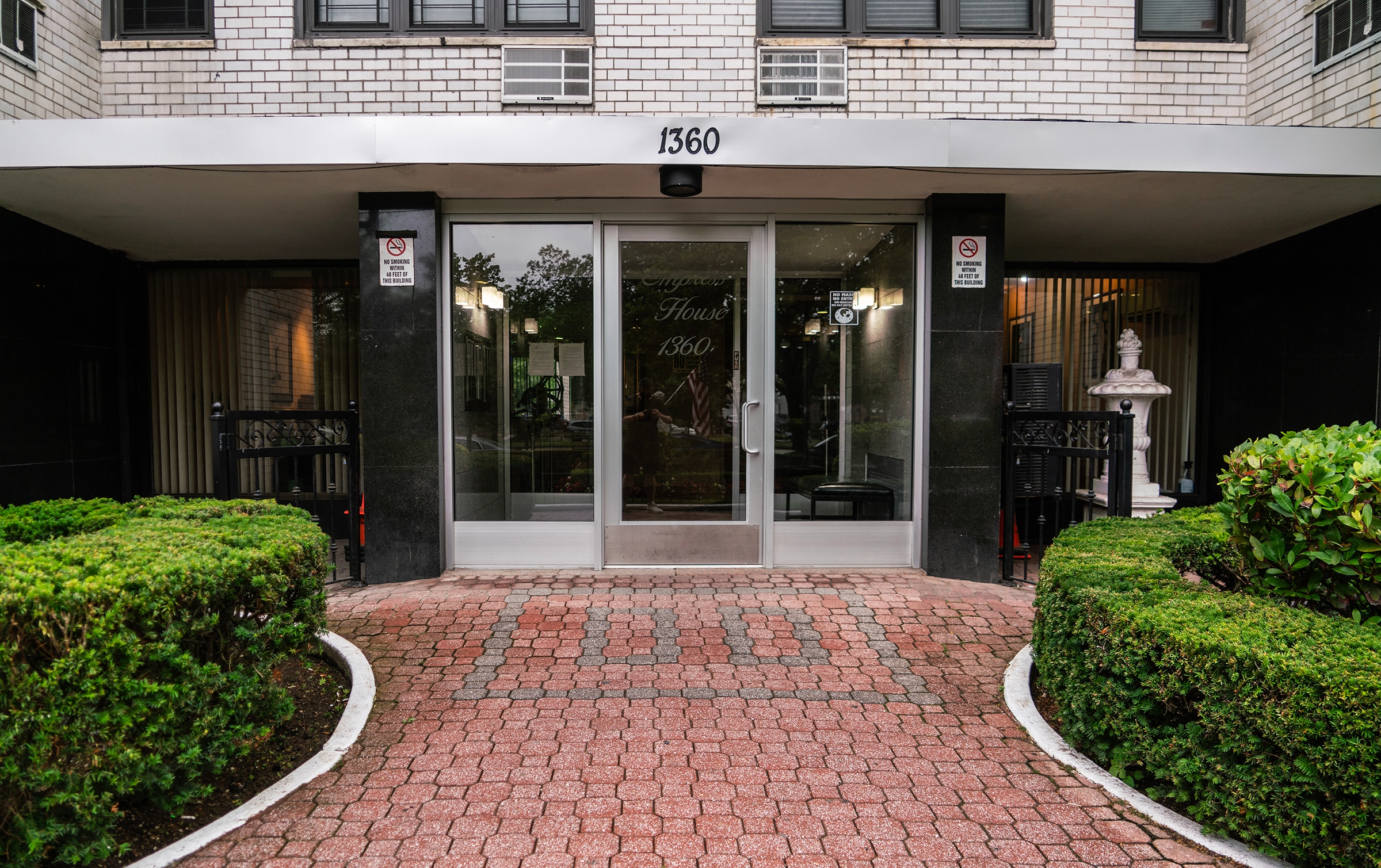 Exterior of Dr. Jeff Rosenthal's office on Ocean Parkway